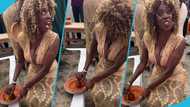 Wedding guest squats to grind pepper for her fufu in video, many applaud her