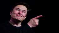 Musk signals Twitter going to 'war' with Apple