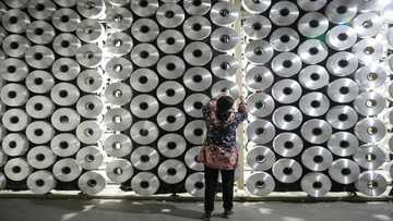 China retail sales show shaky economic recovery