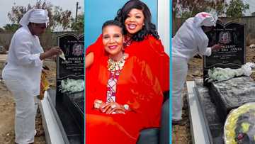 Empress Gifty inconsolable as she visits her mum's burial site, video: "A mother is irreplaceable"