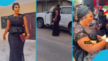 Nana Yaa Appiah: Kumawood actress drives posh 4x4, Sprays dollars at funeral, Ghanaians react