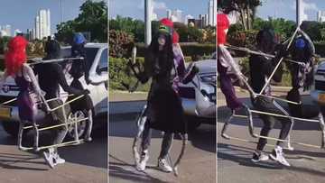 Man's steals show with strange dance moves with 2 puppets, video wows many netizens online