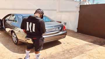 Loyal SM fan tattoos Shatta Wale's 'Reign' symbol all over his stomach and forehead (Photo)