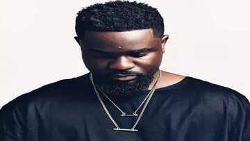 VIDEO: Sarkodie jabs public officials in tribute song to Ebony