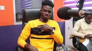 Fans wickedly troll Kuami Eugene for dressing like a “KFC attendant” in latest photo