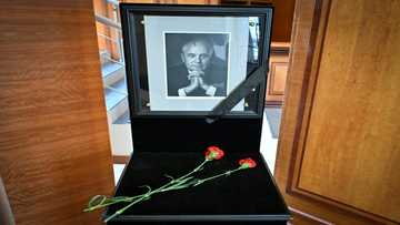 Russians bid to farewell to Gorbachev, but without Putin