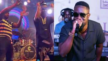 'Money man' sprays wads of cash on Sarkodie at his No Pressure album release party; video pops up