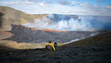 Spectators flock to Iceland volcano