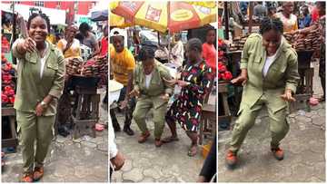 Cute lady in NYSC uniform jumps on Buga challenge inside market, traders, smoked fish seller join in video