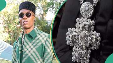 Wizkid splurges $1m on Ice chain, video goes viral: "Simple and classy, una papa fit?"