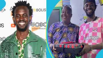 Black Sherif gives Kwame Sefa Kayi a gift box, thanks him for supporting his first album