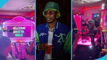 Shatta Wale's luxury drinks arrive in style to his table in the club, video: "The king"