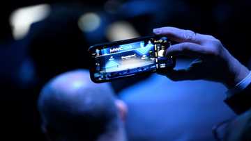 Smartphone makers charge ahead to make better batteries