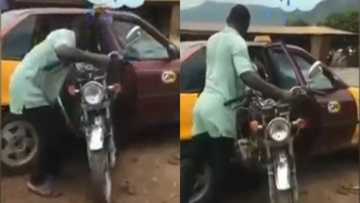 Where is the sense in this- Ghanaians ask as video of a man forcing a whole Motorbike into a taxi goes viral