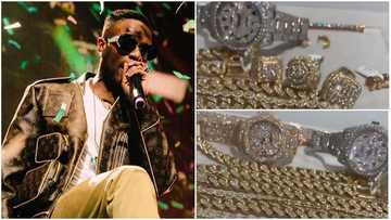 Wizkid puts expensive jewelry collection on full display, leaves social media users tensioned (video)