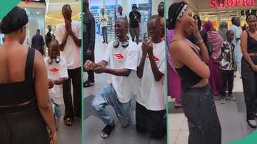 Video shows moment twin brothers proposed to twin sisters at mall: "Even the crowd no support"