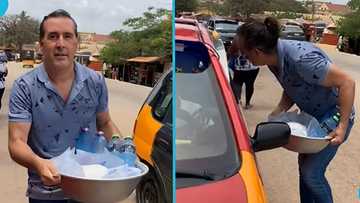 White man hawks bottled water in traffic after moving to Ghana: "Krom ayɛ shi"