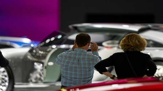US retail sales see surprise bounce in August