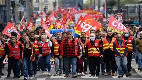 French oil refinery strikes begin to ease