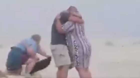 Beach proposal goes hilariously wrong, SA applauds photographer's commitment