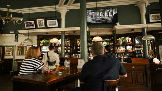 Shops shut for queen's funeral but pubs to raise glass