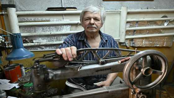 In eastern Ukraine, frontline cobbler fixes soldier boots for free