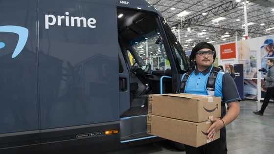 Amazon uses AI to make robots better warehouse workers