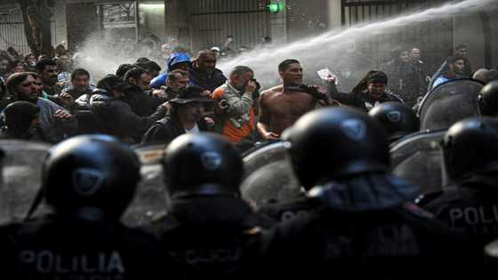 Thousands rally in Argentina to support ex-leader Kirchner