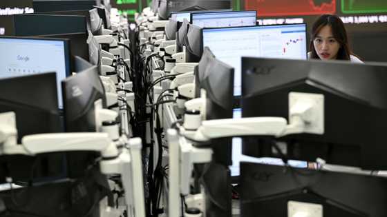 Asian stocks fall with Wall St as US credit fears add to worries