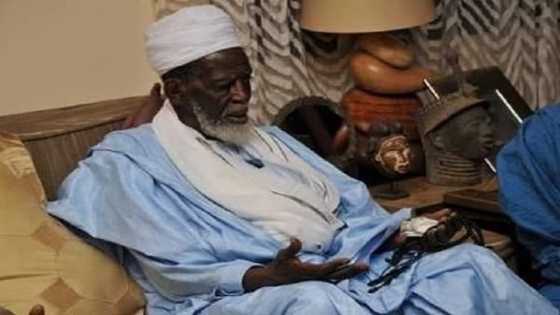 Man ‘challenges’ Chief Imam; checks bet slip under billboard which says betting is evil (Photo)