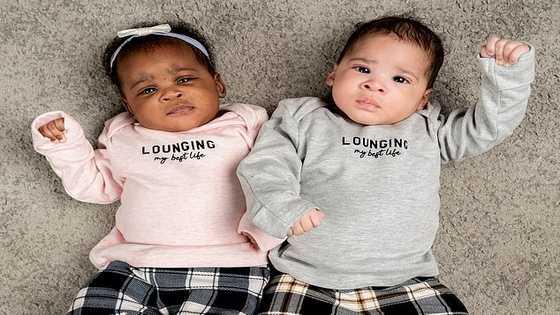 Happy mum gives birth to twins with different skin colour