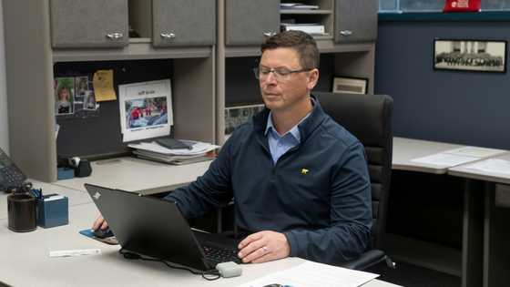 'Defiant' Canada autoworkers vow to fight tariff layoffs