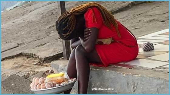 Tired Ghanaian egg seller resting by road evokes sadness: "When you meet them, give them a gift"