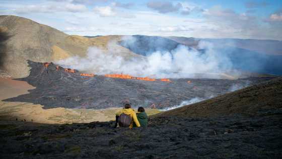 Spectators flock to Iceland volcano