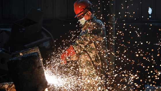 China factory output beats forecasts, weathering tariffs