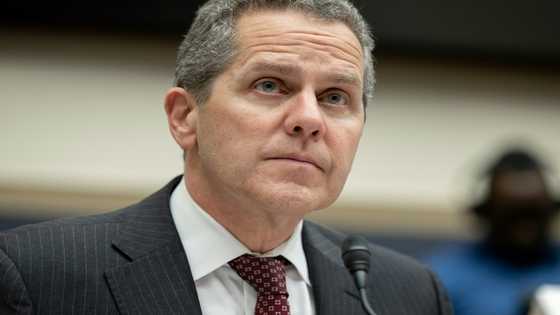 US Fed's top banking regulator says he will step down early