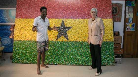 Young Ghanaian artist blows American ambassador away with amazing paintings (Photos)