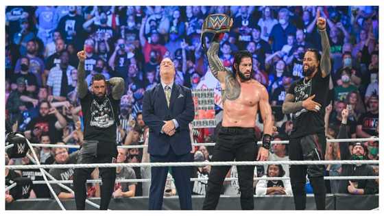 WWE extreme rules: no title changed hands as Roman reigns retains belt in bizarre fashion