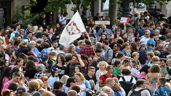 Thousands of Hungarians demonstrate for teacher payhikes