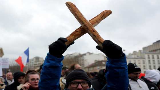 French bakers protest over surging power prices