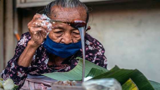 Elderly Indonesian culinary legend's sweet treats stand the test of time