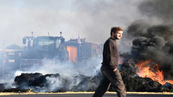 Farmers vow to besiege Paris to win govt concessions