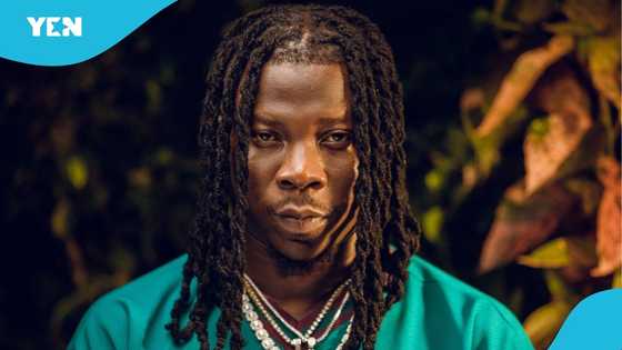 Stonebwoy gifts blind fan GH¢2K after he asked for a phone, video warms hearts