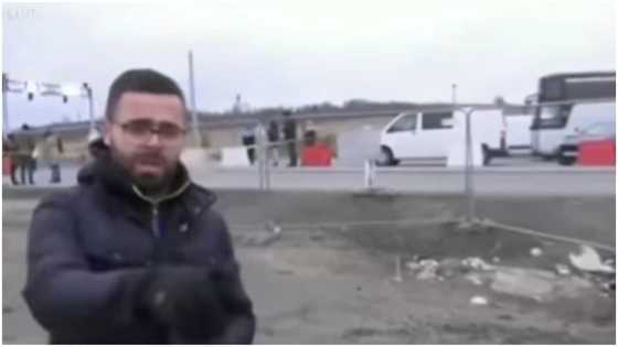 Kind moment news reporter stops live broadcast to help Ukrainian refugee in wheelchair