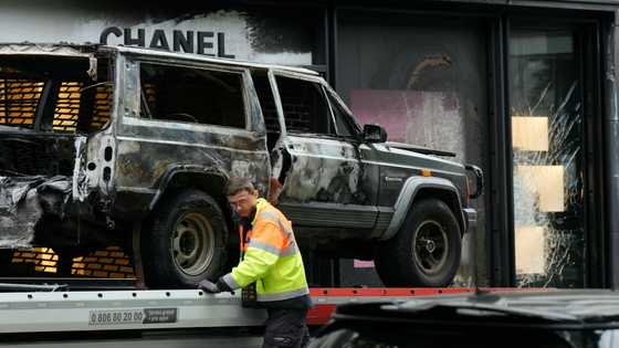 Thieves ram-raid Chanel store in Paris