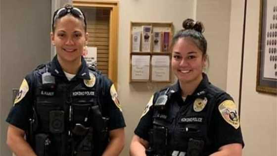 2 female officers awarded after helping a pregnant woman deliver by the road