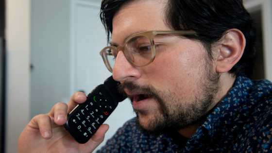 'Dumbphone' fans disconnect in face of smartphone dominance