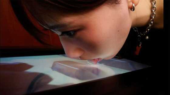 Japanese Professor invents lickable TV screen that imitates food flavours