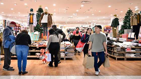 US retail sales contract in November on auto and other goods