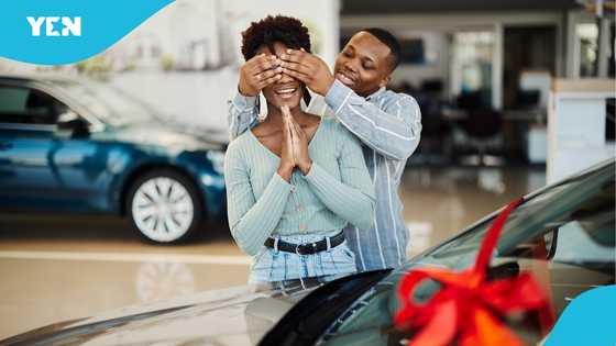 Man surprises his wife with a Mercedes-Benz on her birthday: "Love is beautiful"